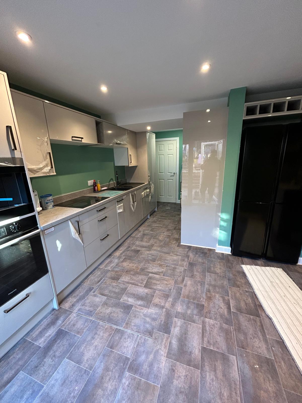 Handleless Light Grey Kitchen with Green Glass Splashback