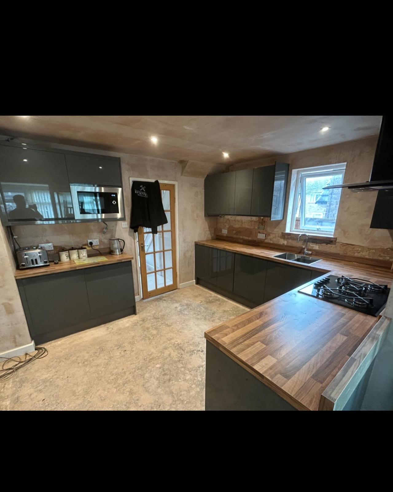 Charcoal Gloss Handleless Kitchen with Solid Walnut Worktops